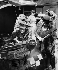 elizabeth-as-mechanic-9.jpg elizabeth-as-mechanic-9.jpg
