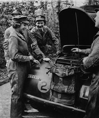 elizabeth-as-mechanic-6.jpg elizabeth-as-mechanic-6.jpg