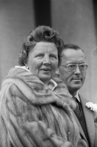 Bloemendefile_voor_koningin_Juliana_op_Paleis_Soestdijk,_koppen_van_Prinses_Bea,_Bestanddeelnr...jpg Bloemendefile_voor_koningin_Juliana_op_Paleis_Soestdijk,_koppen_van_Prinses_Bea,_Bestanddeelnr...jpg