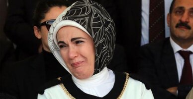tatlises-ile-perver-sahneye-cikti-emine-erdogan-5315893_9110_amp[1].jpg