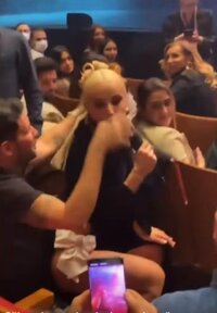 gulsen-in-konserde-kucagina-oturdugu-kisi-tolga-14780761_9698_m.jpg