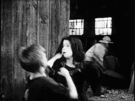 abla-kardes-kavga-etmek.gif