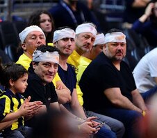 0x0-fenerbahceli-taraftarlardan-senol-gunese-gonderme-1525525211884.jpg