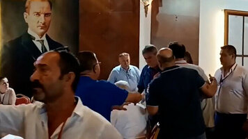 chp-zmir-ile-kongresinde-eski-bakanlar-kavga-etti-zmirin-anasn_e9e14616.jpg chp-zmir-ile-kongresinde-eski-bakanlar-kavga-etti-zmirin-anasn_e9e14616.jpg