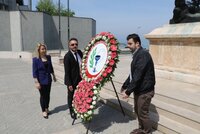 eczacilar-ataturk-anitina-celenk-birakti-1557823606.jpg