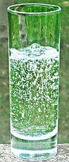 Verre-eau-gazeuse-au-jardin.jpg